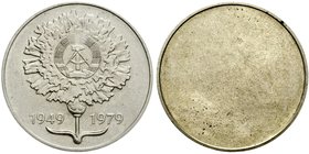 Gedenkmünzen der DDR
Einseitige 20 Mark Motivprobe 1979, Staatswappen auf Nelke aufgelegt, am Stiel der Nelke die Jahreszahlen 1949 und 1979/Rs. nur ...