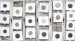 LOTS
Deutsche Münzen bis 1871
Karton mit ca. 430 meist Kleinmünzen ab dem Mittelalter bis ins 19. Jh. Alle in Rähmchen bestimmt. Wilde Fundgrube, di...