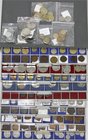 LOTS
Sammlungen allgemein
Großer BEBA-Kasten und Tüte, prall gefüllt mit Münzen und Marken, überwiegend aus asiatischen Staaten, aber auch etwas Bal...