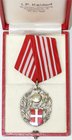 Orden und Ehrenzeichen
Dänemark, Frederik IX., 1947-1972
Ehrenzeichen am Band. Hersteller Keldorf. Silber 925, emailliert und vergoldet. Granate übe...