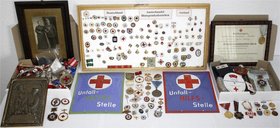 Orden und Ehrenzeichen
Lots
allgemein
Sammlung Rotes Kreuz: interessanter Bestand aus Plaketten, vielen Abzeichen (teils zur Präsentation auf Styro...