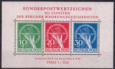 Briefmarken
Deutschland
Berlin
Währungsgeschädigten-Block 1949. Mit den Abarten 68 I. und 70 I, Falzreste im Oberrand, Marken postfrisch. Michel 10...