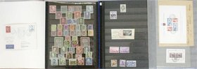 Briefmarken
Lots und Sammlungen
Komplett belassener Nachlaß in 3 großen Plastikboxen. Briefmarken und Belege aus aller Welt in Alben und lose. Dabei...