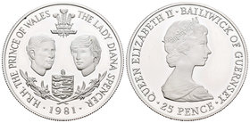Guernsey. Elizabeth II. 25 pence. 1981. (Km-36a). Ag. 28,28 g. Weeding of Charles and Lady Di. PR. Est...25,00.