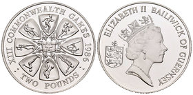 Guernsey. Elizabeth II. 2 libras. 1986. (Km-49a). Ag. 28,28 g. XIII Games of Commonwealth. Tirada de 2500 piezas. PR. Est...25,00.