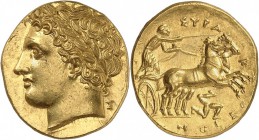 GRÈCE. Sicile, Syracuse (288-279 av. J.C). Décadrachme de 60 litrae d'or. Av. Tête laurée d'Apollon à gauche. Rv. Bige conduit par un aurige à droite....