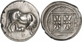 GRÈCE. Illyrie, Dirrachion (340-280 av. J.C). Statère. Av. Vache à droite allaitant son veau. Rv. Carré séparé en deux parties symétriques avec motifs...