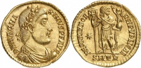 EMPIRE ROMAIN. Magnus Maximus (383-388). Solidus, Trèves. Av. Buste drapé et cuirassé à droite. Rv. L'empereur debout de face, la tête à droite, tenan...