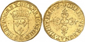 FRANCE. Henri III (1574-1589). Écu d’or au soleil 1576, Poitiers. Av. Écu de France couronné. Rv. Croix fleurdelisée. Dup. 1121, Fr. 386. 3,37 grs. Ét...