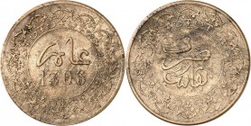 MAROC. Hassan Ier (1290-1311 – 1873-1894). 2 fels ou ½ mouzouna 1306 (1889), Fez, pré-série. Av. Date. Rv. Atelier. Lec. 49. 5,75 grs. Très rare, lége...