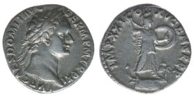 ROM Kaiserzeit Domitianus 81-96
Denar
IMP CAES DOMIT AVG GERM PM TR P XI / IMP XXI COS XV CENS P P P
Minerva nach rechts
Kampmann 24.68, 3,19 Gramm, s...