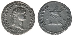 ROM Kaiserzeit Domitianus als Caesar 80-81

Denar
CAESAR DIVI F DOMITIANVS COS VII / PRINCEPS IVVENTVTIS
girlandengeschmückter Altar
RIC 266, 2,62 Gra...
