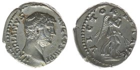 ROM Kaiserzeit
Hadrianus 117-138
Denar
HADRIANVS AVG COS III P P / VICTORIA AVG
3,48 Gramm, ss/vz, Kampmann 32.108