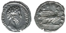 ROM Kaiserzeit
Marcus Aurelius 161-180
Denar unter Commodus

DIVVS M ANTONINVS AVG / CONSECRATIO
Kampmann 37.263, 2,93 Gramm, ss