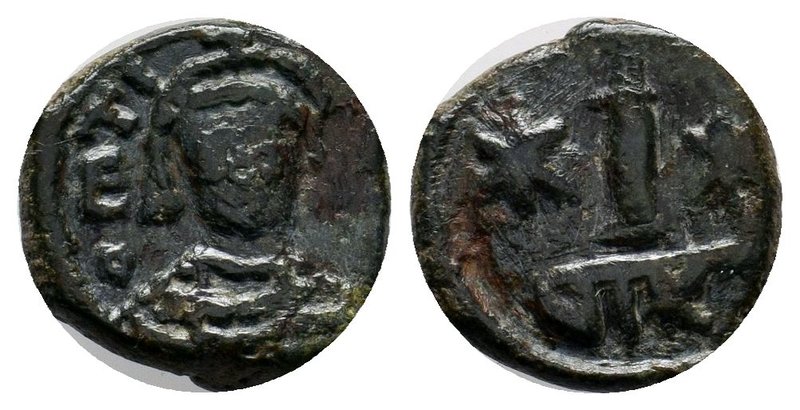Maurice Tiberius (582-602). Æ 10 Nummi . Nicomedia. Crowned, draped and cuirasse...