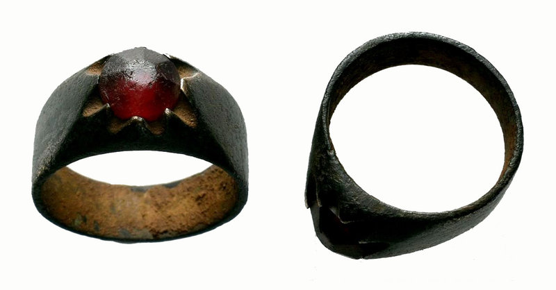 Ancient Byzantine Ring with red stone on bezel,

Condition: Very Fine

Weight: 8...