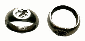 Ancient Roman Ring with figure on bezel

Condition: Very Fine

Weight: 13.48 gr
Diameter: 26.13 mm