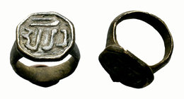 Islamic Bronze Ring,

Condition: Very Fine

Weight: 10.66 gr
Diameter: 22.79 mm