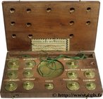SCALE
Type : Boîte avec 12 poids du balancier Courseul 
Date : (1800-1862) 
Date : fin XVIIIe siècle 
Mint name / Town : Namur 
Diameter : 98  mm
Orie...