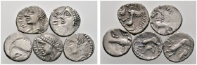 Keltische Münzen 
 Gallia 
 Haedui 
 Lot (5 Stücke): Quinare. Wie vorher. LT 4805
 zum Teil mit leichten Prägeschwächen, schön-sehr schön, sehr sc...