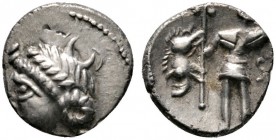 Keltische Münzen 
 Gallia 
 Lingones/Leuci 
 Petrocorii. Quinar ca. 55 v. Chr. Büste des Apollo(?) nach links, davor LVCIOS / Von vorn stehender Kr...