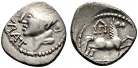 Keltische Münzen 
 Gallia 
 Pictones (Poitou) 
 Quinar ca. 55 v. Chr. Büste nach links, davor DVRAT / Pferd nach rechts galop­pierend, darunter IVL...