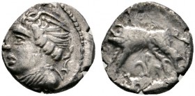 Keltische Münzen 
 Gallia 
 Rauraci (Helvetier) 
 Quinar ca. 55 v. Chr. Jugendliche Büste mit Flügel im Haar nach links, davor NINNO / Eber nach li...