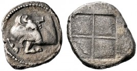 Griechische Münzen 
 Makedonia 
 Akanthos 
 Tetrobol ca. 480-390 v. Chr. Stierprotome nach links mit zurück gewandtem Kopf / Granuliertes Quadratum...