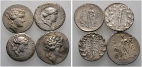 Lots antiker Münzen 
 4 Stücke: Griechische Tetradrachmen. Jeweils 2 Stücke von Makedonia als römische Provinz (Büste der Artemis nach rechts / Keule...
