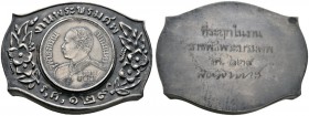 Ausländische Münzen und Medaillen 
 Thailand/Siam 
 Rama V. (Chulalongkorn) 1868-1910 
 Baht 1908 (RS 127). Eingelassen in den Deckel eines silbern...