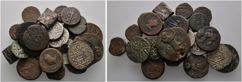 Lots ausländischer Münzen und Medaillen 
 28 Stücke : INDIEN - KUSHAN . Zumeist...