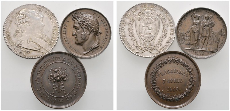 Lots ausländischer Münzen und Medaillen 
 3 Stücke: FRANKREICH . Silberner Jeto...