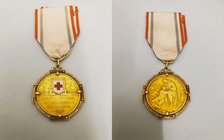 Savoia - Vittorio Emanuele III - Medaglia - Croce Rossa Italiana 1915 - Con Montatura Originale e Nastrino - RR MOLTO RARA - Au