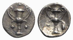 Southern Apulia, Tarentum, c. 280-228 BC. AR Obol (8mm, 0.42g, 6h). Kantharos; two pellets. R/ Kantharos; pellet to l., amphora to r. Cf. Vlasto 1666;...