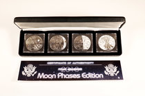 United States. 2018. "Four Seasons Edition - Moon Phases Edition". Set de 4 piezas de 1 dollar de plata de 1 onza. Tirada de 2000 piezas. Con caja y c...
