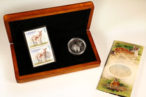 Canada. Elizabeth II. "White-Tailed Deer&Fawn". 5 dollars de plata 2005 y 2 sellos de 1 dollar. Con caja y certificado. PR. Est...75,00.