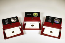 Canada. Elizabeth II. "Royal Canadian Mint". Lote de 3 piezas de 20 dollars de plata de distintos motivos, 2005 (2) y 2006. Con cajas y certificados. ...