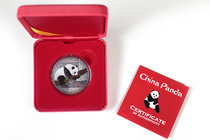 China. 10 yuan. 2016. Ag. 31,11 g. "China Panda". Antique finish and Coloured. Tirada de 250 piezas. Con caja y certificado. PR. Est...60,00.