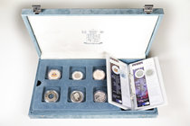Netherlands. "Royal Mint - 2000 Millenium Series". Elegante estuche con 12 piezas diferentes de distintos países, Haiti, Austria, Jersey, Guernesey, A...