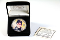 United States. 1 dollar. 2002. Ag. 31,11 g. "Elvis Presley. 25th Anniversary 1977-2002". Coloured. Con caja y certificado. PR. Est...50,00.