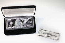 United States. 2017. Ag. 124,44 g. "2017 One Hundred Dollar Quarter Pound Silver Note". Pieza realizada por la empresa APMEX imitando a un billete de ...