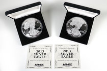 United States. 1 dollar. 2013. Ag. "2013 Silver Eagle - Four Troy Ounces". Lote 2 piezas de 4 onzas de plata de la empresa APMEX. Con cajas y certific...