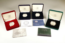 United Kingdom. Lote de 4 piezas de plata de 5 libras con diferentes motivos. Con cajas y certificados. PR/UNC. Est...120,00.