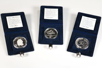 Netherlands. Lote de 3 piezas de 50 gulden de plata 1984 (Km-208), 1987 (Km-209), 1988 (Km-212), 1998 (Km-227). Con caja tipo cartera y certificado. P...