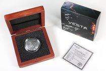 Niue. Elizabeth II. 1 dollar. 2018. Ag. 31,11 g. "Solar System Series: Vesta NWA 4664 Meteorite". Antique finish and original piece of Vesta meteorite...