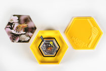 New Zealand. Elizabeth II. 1 dollar. 2018. Ag. 31,11 g. "Manuka Honey". Manuka Flower, Honey Bee, Honey Dipper. Partially Coloured. Tirada de 2018 pie...