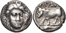 CAMPANIE, PHISTELIA, AR didrachme, 405-400 av. J.-C. D/ T. fém. de f., légèrement tournée à d. R/ Taureau androcéphale à g. Au-dessus, légende en osqu...