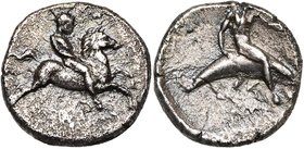 CALABRE, TARENTE, AR nomos, vers 390-385 av. J.-C. D/ Jeune cavalier nu, galopant à d. En dessous, petit Λ. R/ Phalanthos ten. un acrostolion, chevauc...