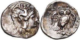 CALABRE, TARENTE, AR drachme, vers 280-272 av. J.-C. D/ T. casquée d'Athéna à d., le casque orné du monstre Scylla. R/ Chouette de f. sur un serpent, ...