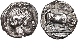 LUCANIE, THOURIOI, AR statère, vers 330 av. J.-C. D/ T. casquée d'Athéna à d., le casque orné de Scylla, qui porte la main g. à ses yeux. R/ ΘOYPIΩN T...